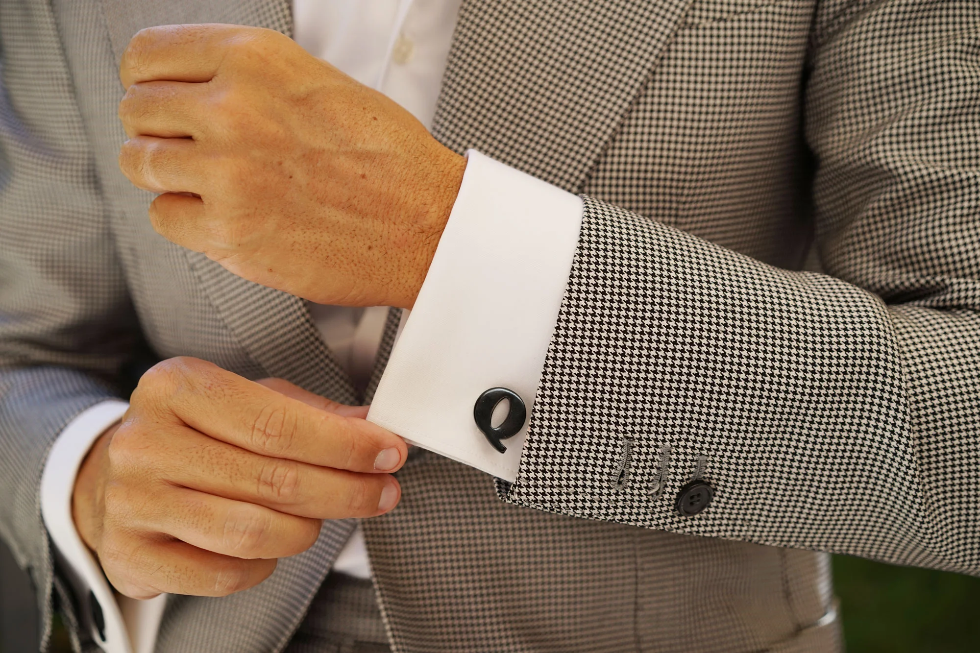 Black And Gold Letter Q Cufflinks - Image 7