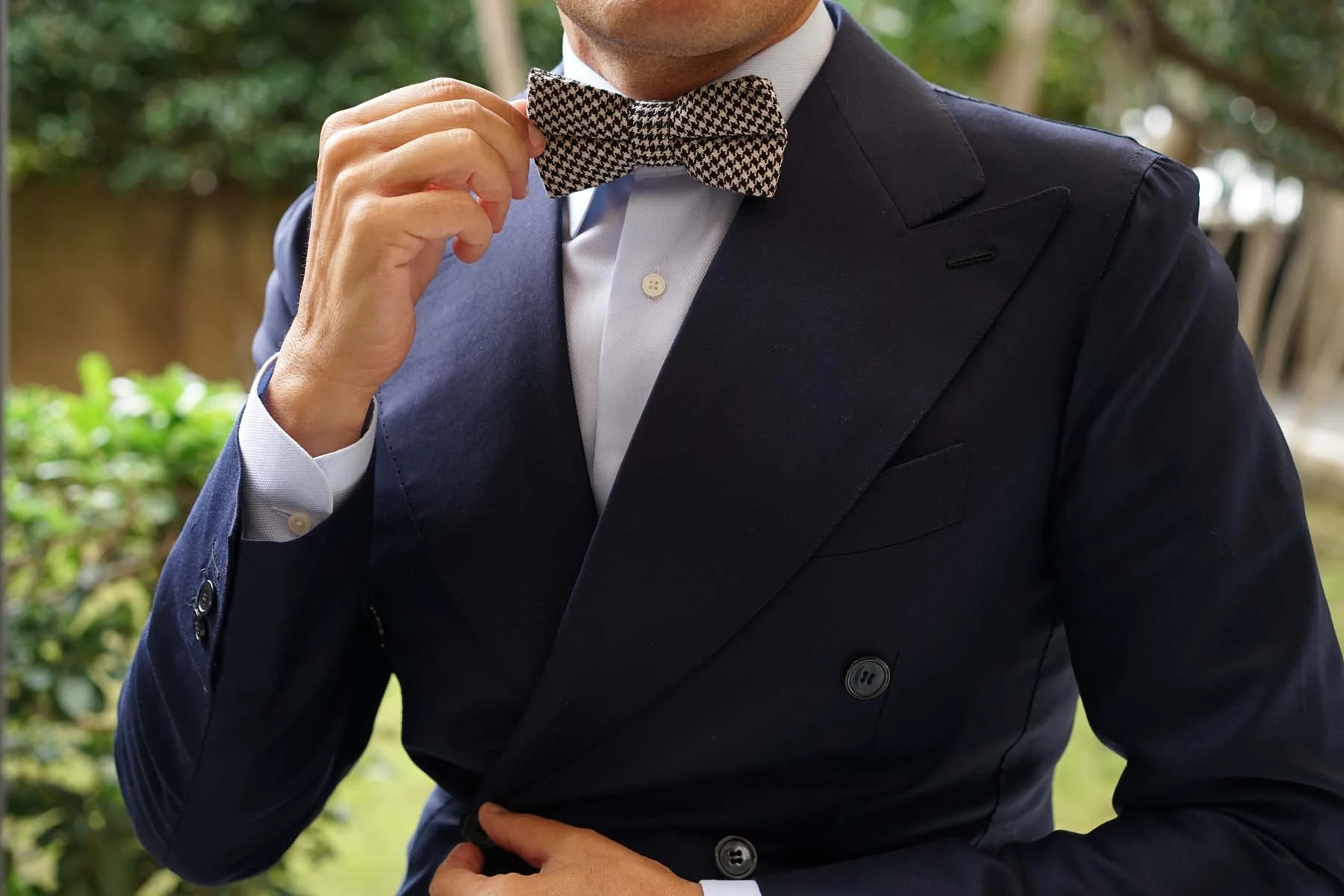 Black Houndstooth Spider Linen Bow Tie - Image 3