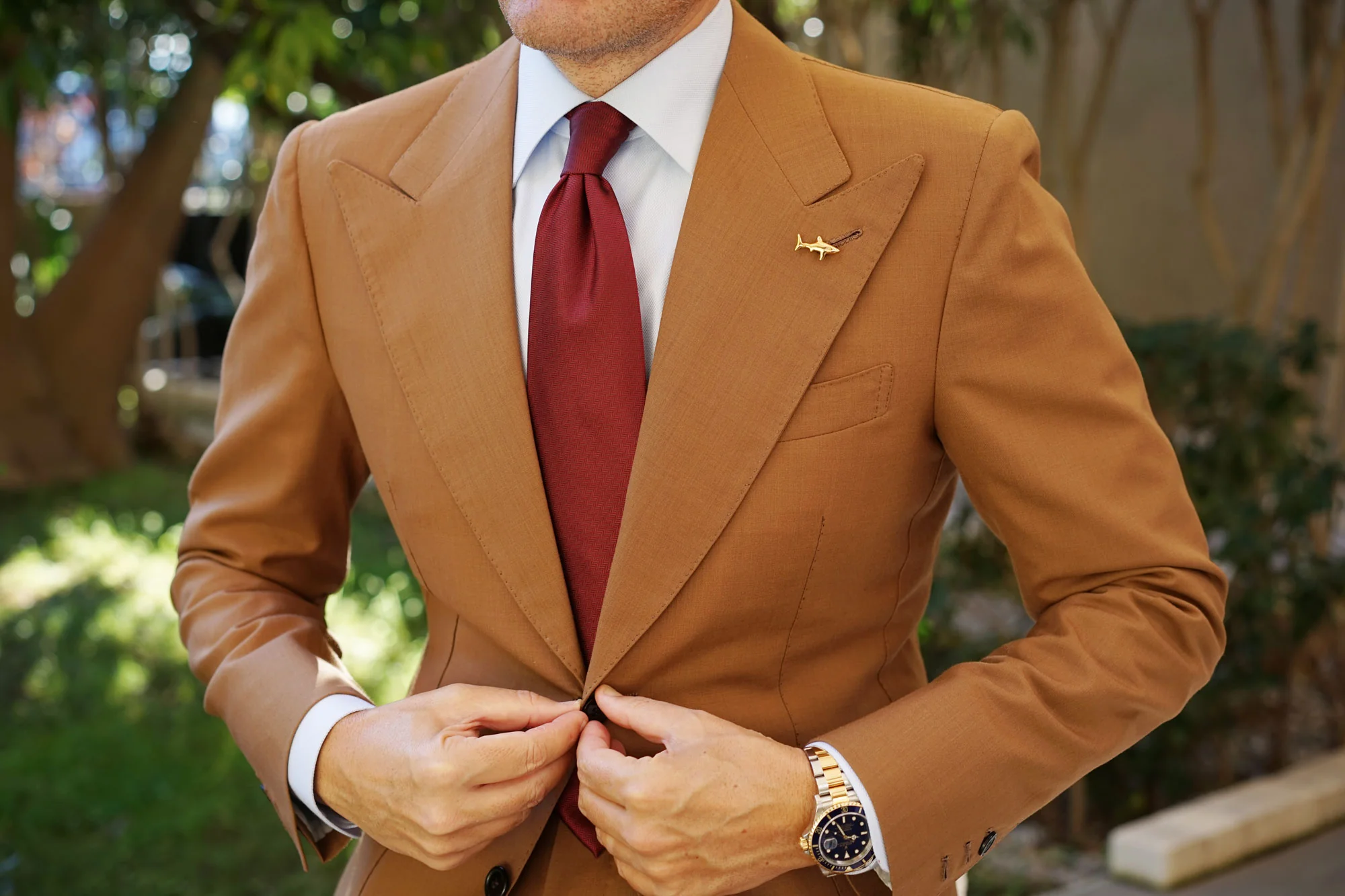 Dorsia Gold Shark Lapel Pin - Image 3